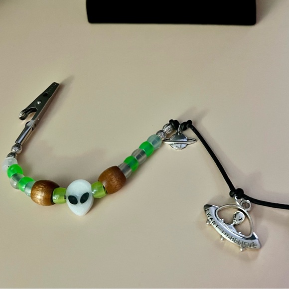 Roach Clip Spaced Out Smoker’s Helper Glow in the Dark Alien Head & green beads - Picture 4 of 17